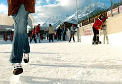 Eislaufen-und-Eisstockschiessen